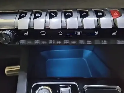 Photo 24 Peugeot 5008  Hybrid 136 e-DCS6