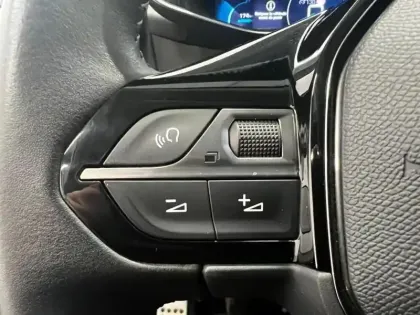 Photo 8 Peugeot 2008  e- 136ch Allure