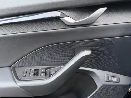 Photo 10 Skoda Octavia  Combi 2.0 TDI SCR 150ch Selection DSG7