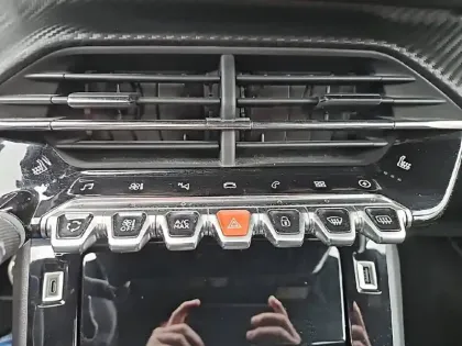 Photo 20 Peugeot 208  Electrique 50 kWh 136ch