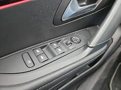 Photo 14 Peugeot 208  Electrique 50 kWh 136ch