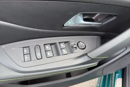 Photo 18 Peugeot 308  Electrique 55 kWh 156ch