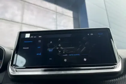 Photo 17 Peugeot 2008  Electrique 54 kWh 156 ch