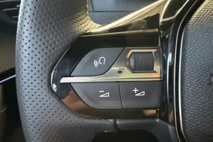 Photo 13 Peugeot 2008  Hybrid 145 e-DCS6