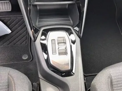 Photo 33 Peugeot 2008  Hybrid 110 e-DCS6
