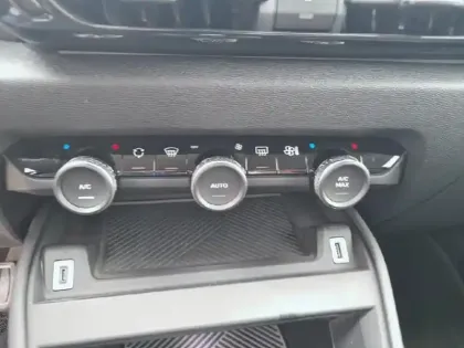 Photo 12 Citroën C4  PureTech 130 S&S EAT8 Shine Pack