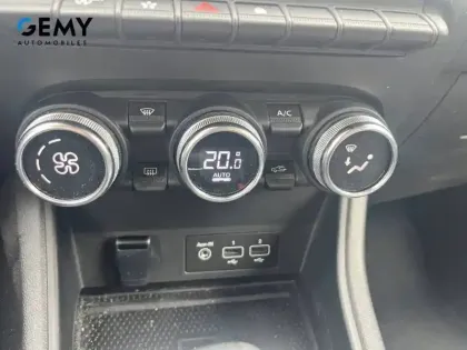Photo 20 Renault Captur  mild hybrid 160 EDC