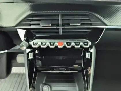 Photo 12 Peugeot 2008  BlueHDi 130 S&S EAT8 Allure