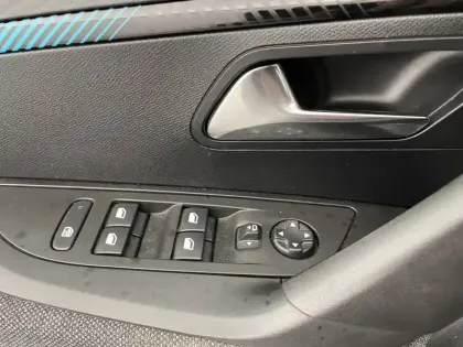Photo 31 Peugeot 2008  PureTech 100 S&S BVM6