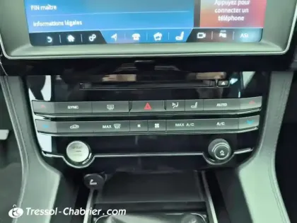 Photo 14 Jaguar F-Pace  2.0 D - 180 AWD Portfolio