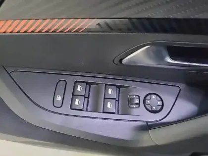 Photo 49 Peugeot 2008  PureTech 130 S&S BVM6