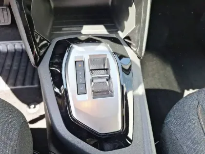 Photo 13 Peugeot 2008  Hybrid 145 e-DCS6