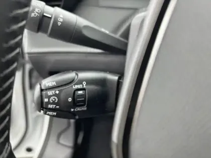 Photo 41 Peugeot 2008  PureTech 100 S&S BVM6