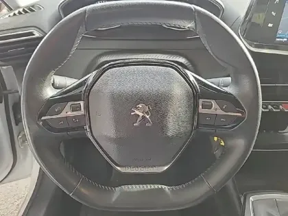 Photo 8 Peugeot 208  BlueHDi 100 S&S BVM6