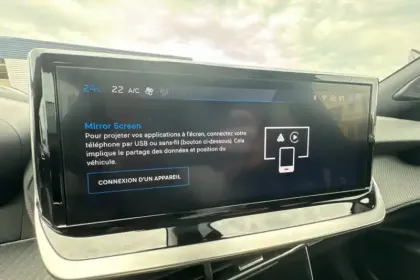 Photo 18 Peugeot 2008  Hybrid 136 e-DCS6