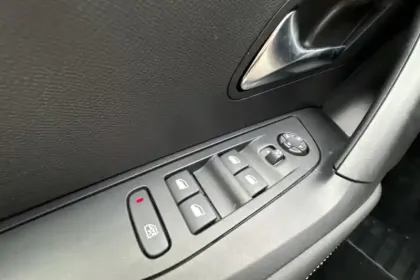 Photo 13 Peugeot 2008  Hybrid 136 e-DCS6