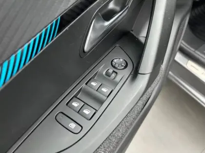 Photo 37 Peugeot 2008  PureTech 100 S&S BVM6