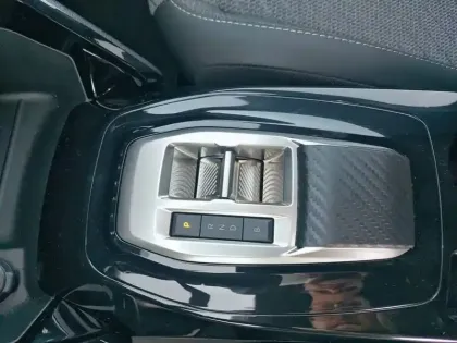 Photo 13 Peugeot 2008  Electrique 54 kWh 156 ch