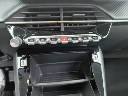 Photo 19 Peugeot 208  Electrique 54 kWh 156ch