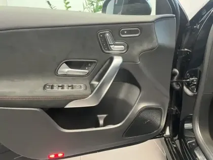 Photo 12 Mercedes Classe A 200 d AMG Line
