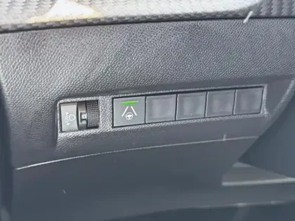 Photo 14 Peugeot 2008  1.2 Hybrid 136ch Allure e-DCS6