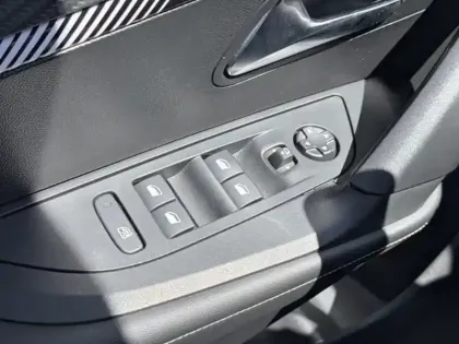 Photo 13 Peugeot 2008  1.2 Hybrid 136ch Allure e-DCS6