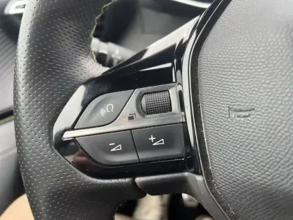 Photo 17 Peugeot 2008  PureTech 130 S&S BVM6