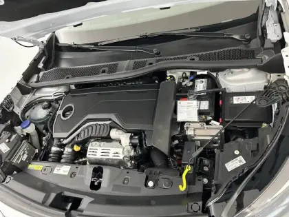 Photo 41 Peugeot 2008  Hybrid 136 e-DCS6