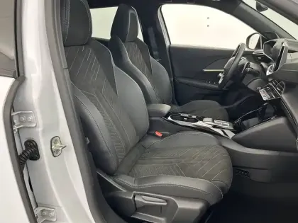 Photo 27 Peugeot 2008  Hybrid 136 e-DCS6