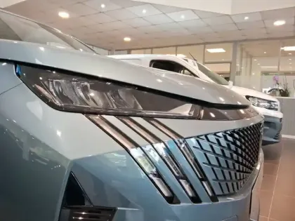 Photo 37 Peugeot 5008  Plug-in Hybrid 225 ch e-DCS7