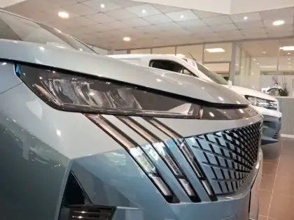 Photo 15 Peugeot 5008  Plug-in Hybrid 225 ch e-DCS7