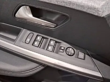Photo 40 Peugeot 5008  Plug-in Hybrid 225 ch e-DCS7