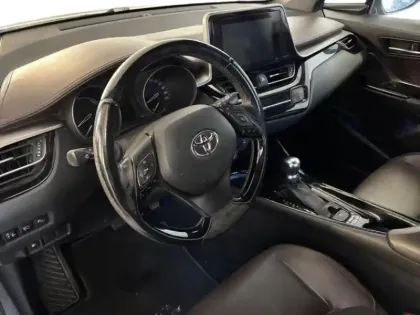 Photo 8 Toyota C-HR  122h Distinctive 2WD E-CVT