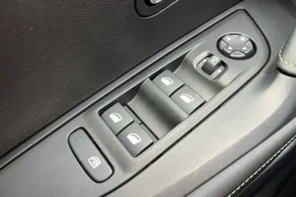 Photo 26 Peugeot 2008  Hybrid 136 e-DCS6