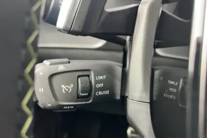 Photo 24 Peugeot 2008  Hybrid 136 e-DCS6