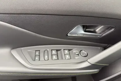 Photo 31 Peugeot 308  Hybrid 145 e-DCS6