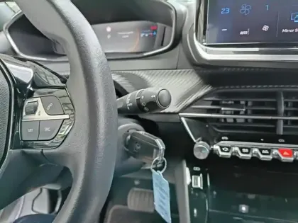 Photo 17 Peugeot 2008  PureTech 130 S&S EAT8 Allure
