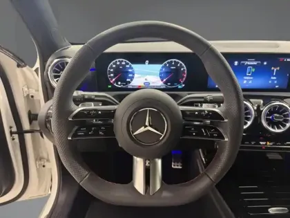 Photo 15 Mercedes Classe A 200 AMG Line