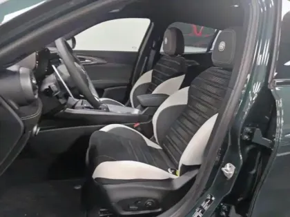 Photo 8 Alfa Romeo Tonale  1.5 Ibrida 175ch Sport Speciale TCT