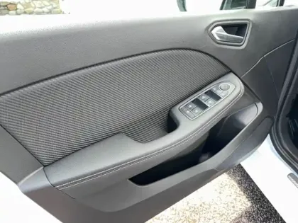 Photo 10 Renault Clio  E-Tech full hybrid 145