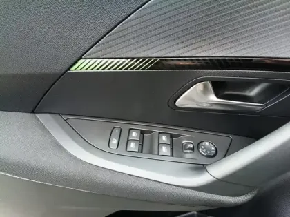 Photo 19 Peugeot 2008  PureTech 100 S&S BVM6 Active