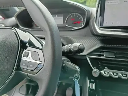 Photo 17 Peugeot 2008  PureTech 100 S&S BVM6 Active
