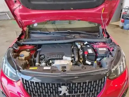 Photo 6 Peugeot 2008  PureTech 130 S&S EAT8 GT