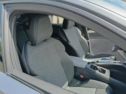 Photo 8 Peugeot 3008  Hybrid 136 e-DCS6 Allure