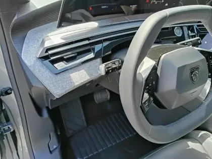 Photo 16 Peugeot 3008  Hybrid 136 e-DCS6 Allure