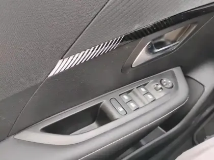 Photo 19 Peugeot 208  Electrique 136ch 50 kWh Allure