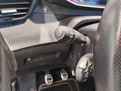 Photo 16 Peugeot 208  PureTech 100 S&S BVM6 GT