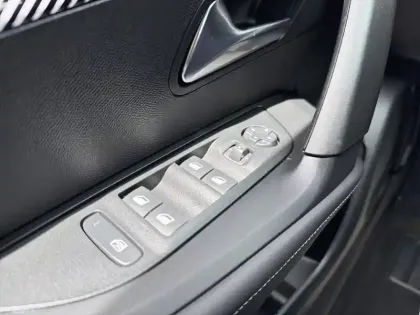 Photo 6 Peugeot 2008  Hybrid 145 e-DCS6 Allure