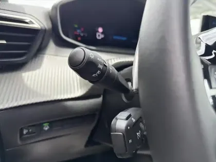 Photo 16 Peugeot 2008  Hybrid 145 e-DCS6 Allure