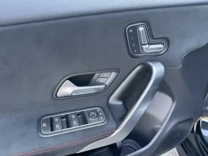 Photo 15 Mercedes Classe A 180 AMG Line
